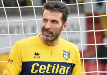 Buffon'dan 44 yaşında tarihi rekor!