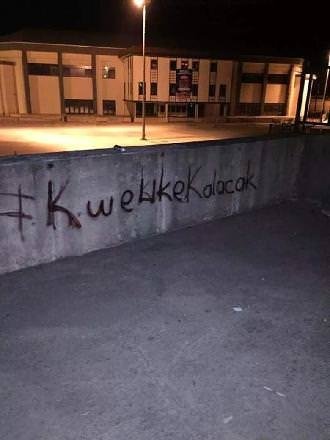 Duvarlara yazılmış tribün sloganları güldürüyor!