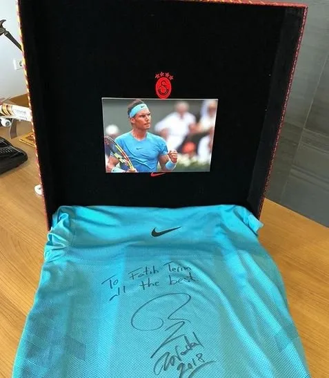Nadal, Terim'e imzalı tişört hediye etti - 1