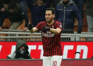 Hakan Çalhanoğlu manşetlerde