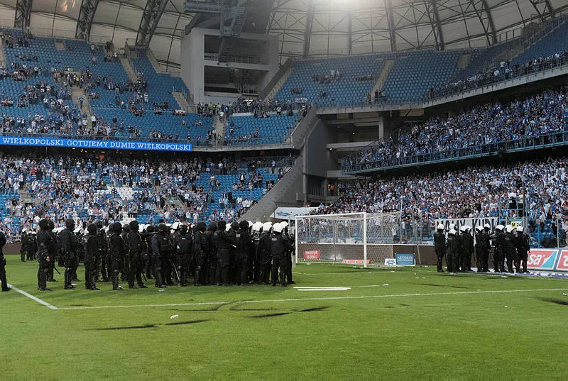 Taraftar sahaya indi, Legia Varşova şampiyon oldu - 2