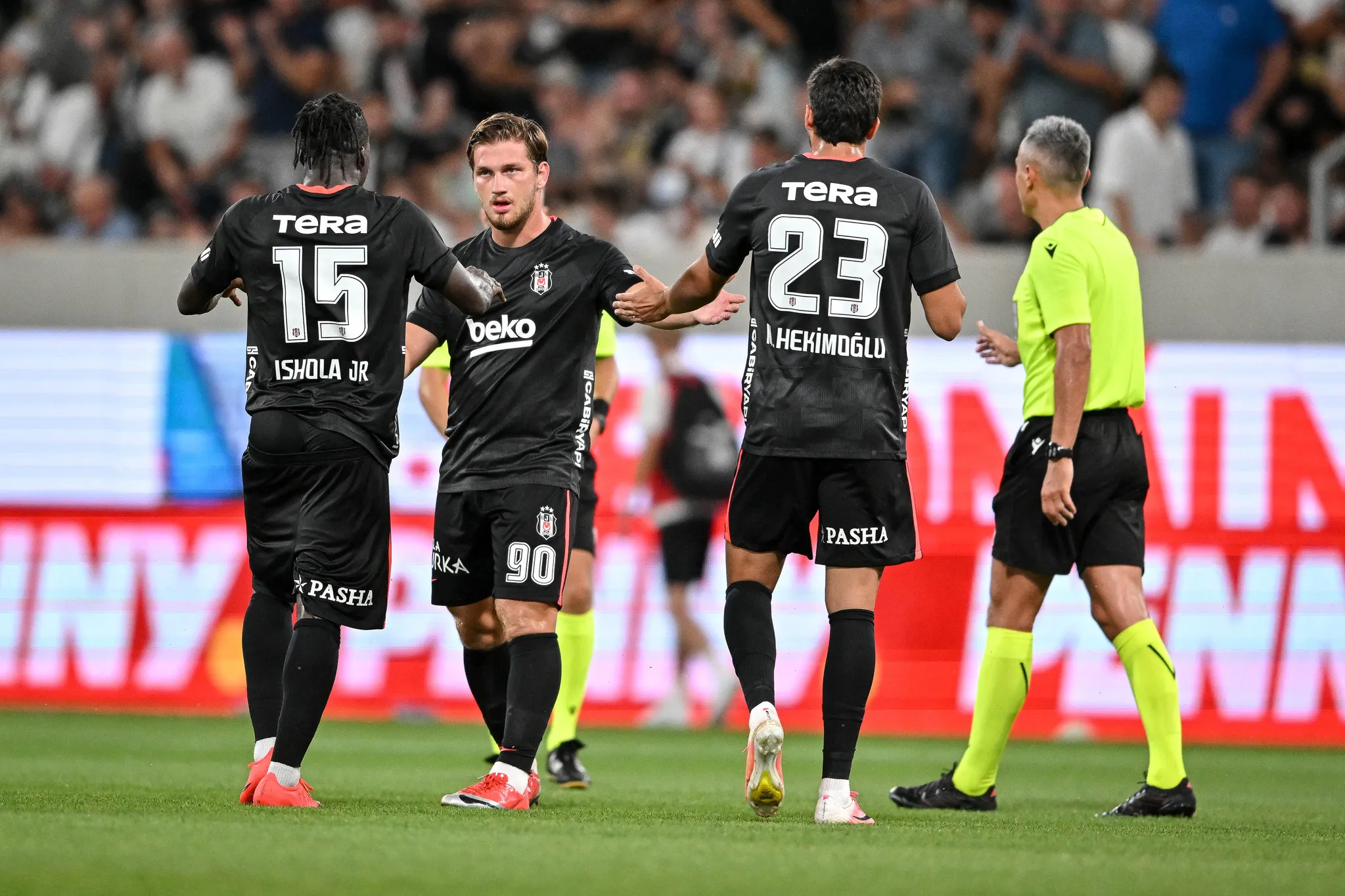 Beşiktaş'ın Hradec Kralove Zaferi ve Eleştiriler: Orta Saha Takviyesi Şart!