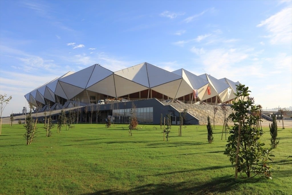 Akyazı Stadı’nda çim serimi bitti