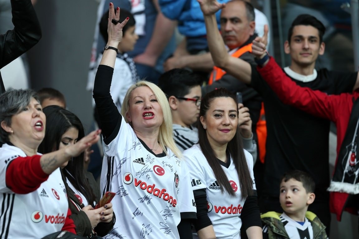 Beşiktaş tribünlerinde yenge rüzgarı