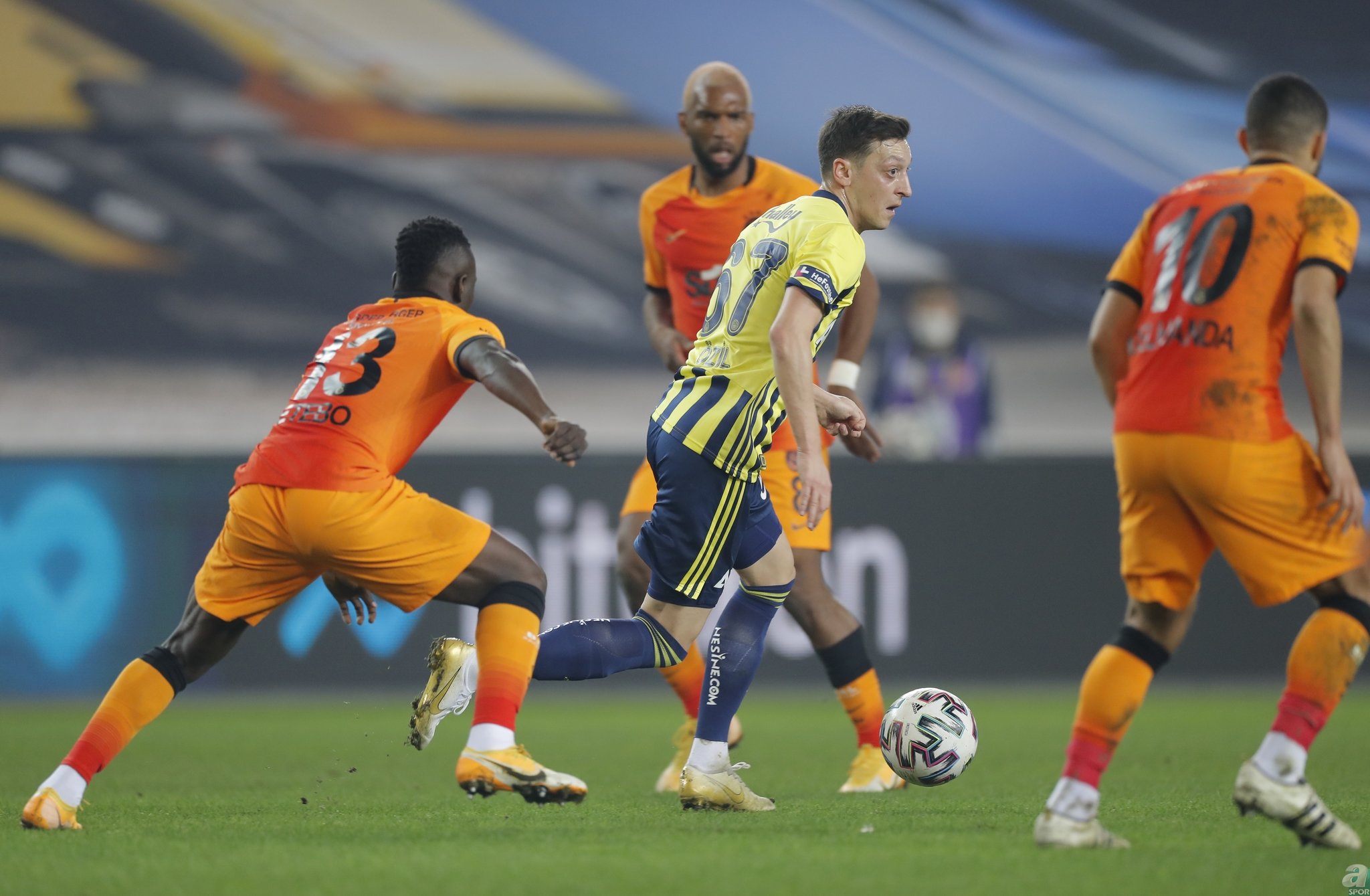 Galatasaray o isimlerle sözleşme uzatacak! İşte iç transferdeki hedef... GS transfer haberleri