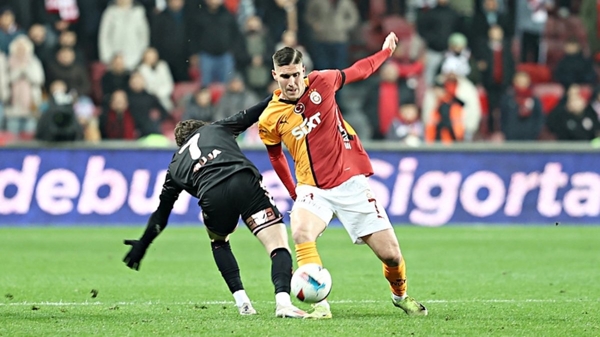 Galatasaray'a Roland Sallai'den kötü haber!