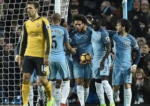 Manchester, Arsenal'i geriden gelerek devirdi