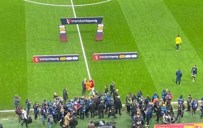 Galatasaray 2. Başkanı Metin Öztürk 100. maçına çıkan Barış Alper Yılmaz’a plaket verdi!