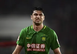 Burak Yılmaz rakibine tokat attı