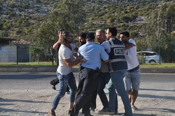 Antalya’da ortalık karıştı… Taraftarlar birbirine girdi - 1