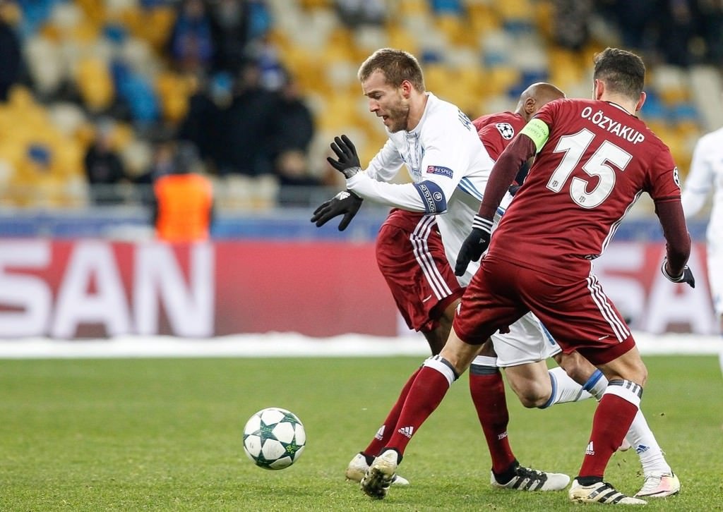 Dinamo Kiev taraftarı Beşiktaş bayrağı yaktı