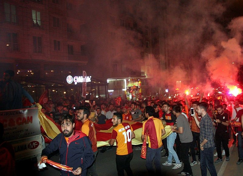 Galatasaray taraftarları sokaklara döküldü!
