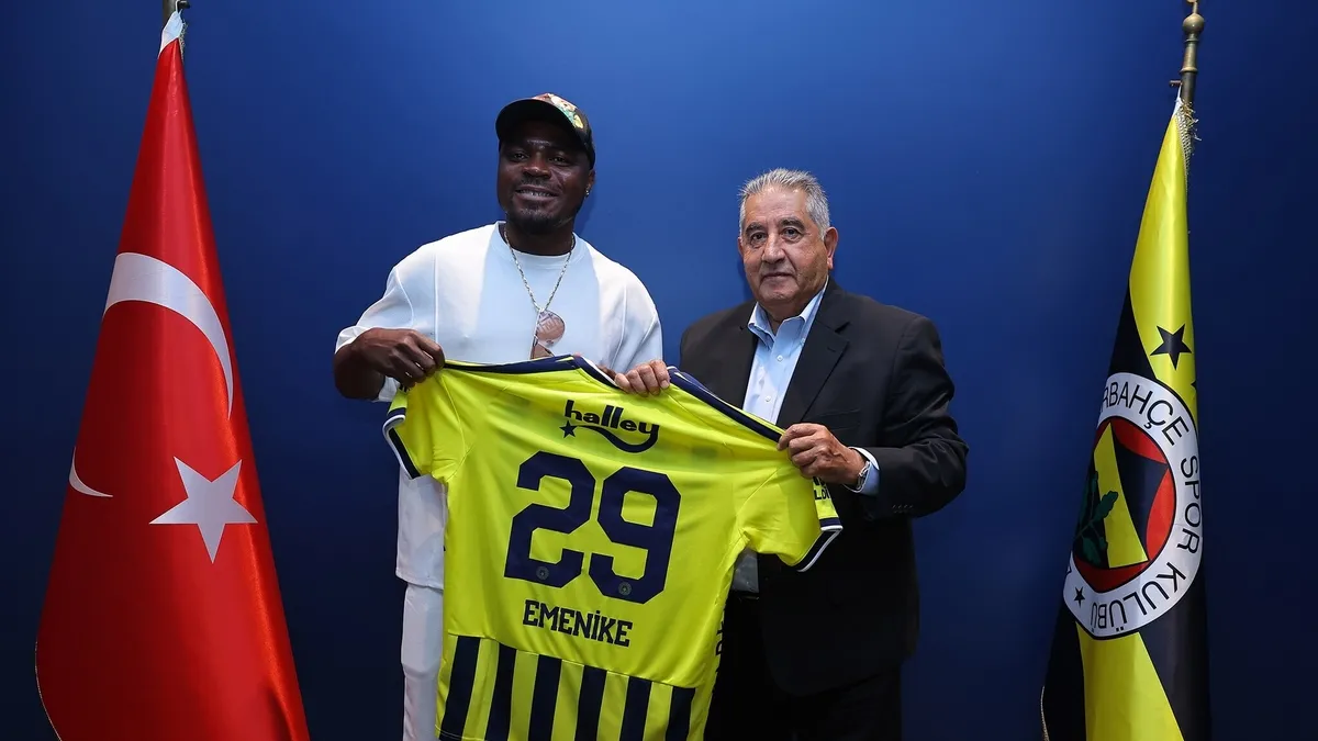Emmanuel Emenike rend visite à son ancien club, Fenerbahçe