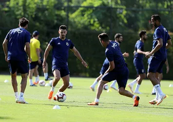 Fenerbahçe pas ve yan top çalıştı