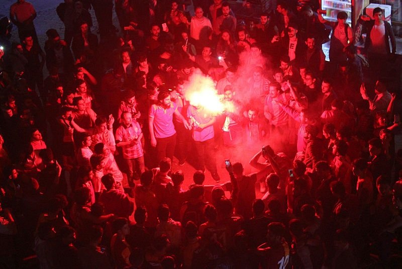 Galatasaray taraftarları sokaklara döküldü!