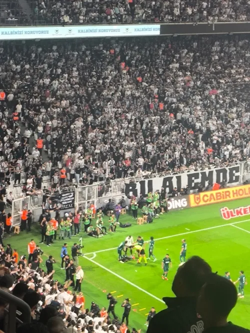Daniel Agyei tribünlerden atılan madde sonrası yerde kaldı! - 1