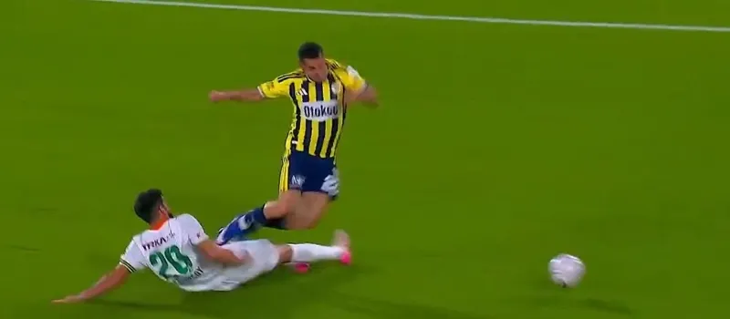 fenerbahce-alanyaspor-macinda-penalti-karari-iste-o-pozisyon-1792254341393.jpeg Fenerbahçe-Alanyaspor maçında penaltı kararı! İşte o pozisyon - 2