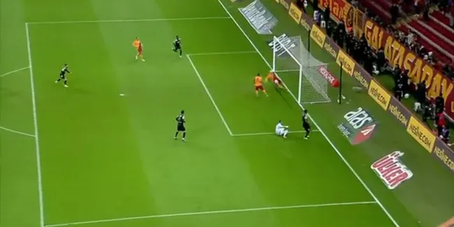 Yeni Malatyaspor maçında Galatasaray savunmasından büyük hata! Nelsson çizgiden çıkardı - 2