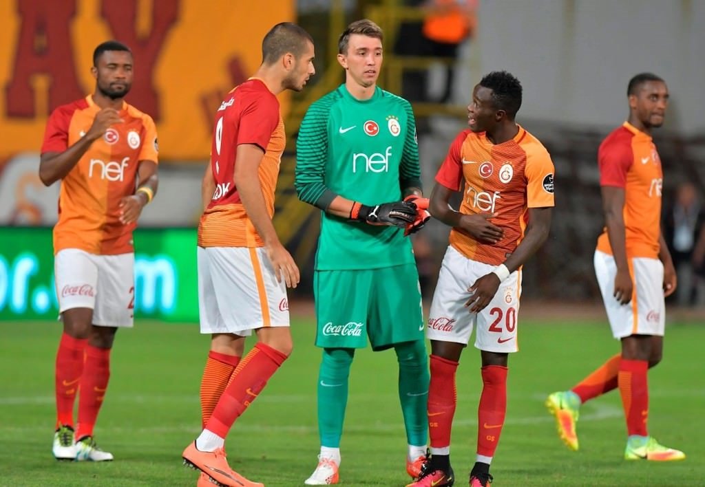 Muslera’ya kale dar geliyor