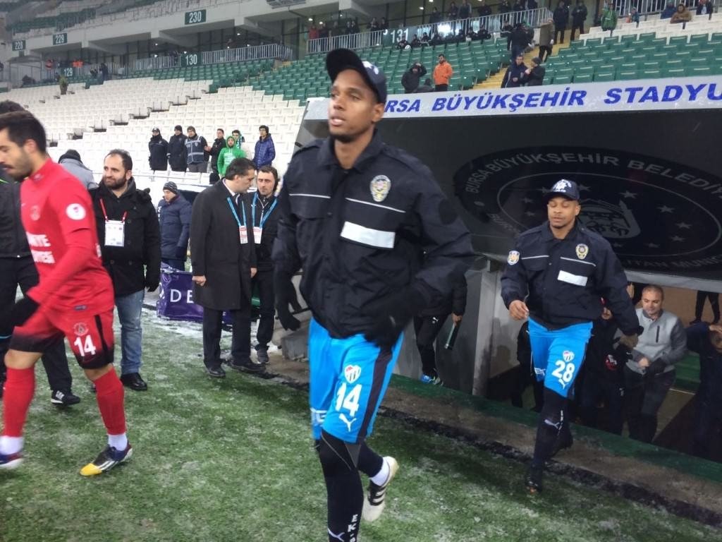 Bursaspor sahaya çevik kuvvet montlarıyla çıktı