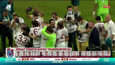 Maç sonu büyük sevinç! Başkan Ahmet Ağaoğlu ve futbolcular...