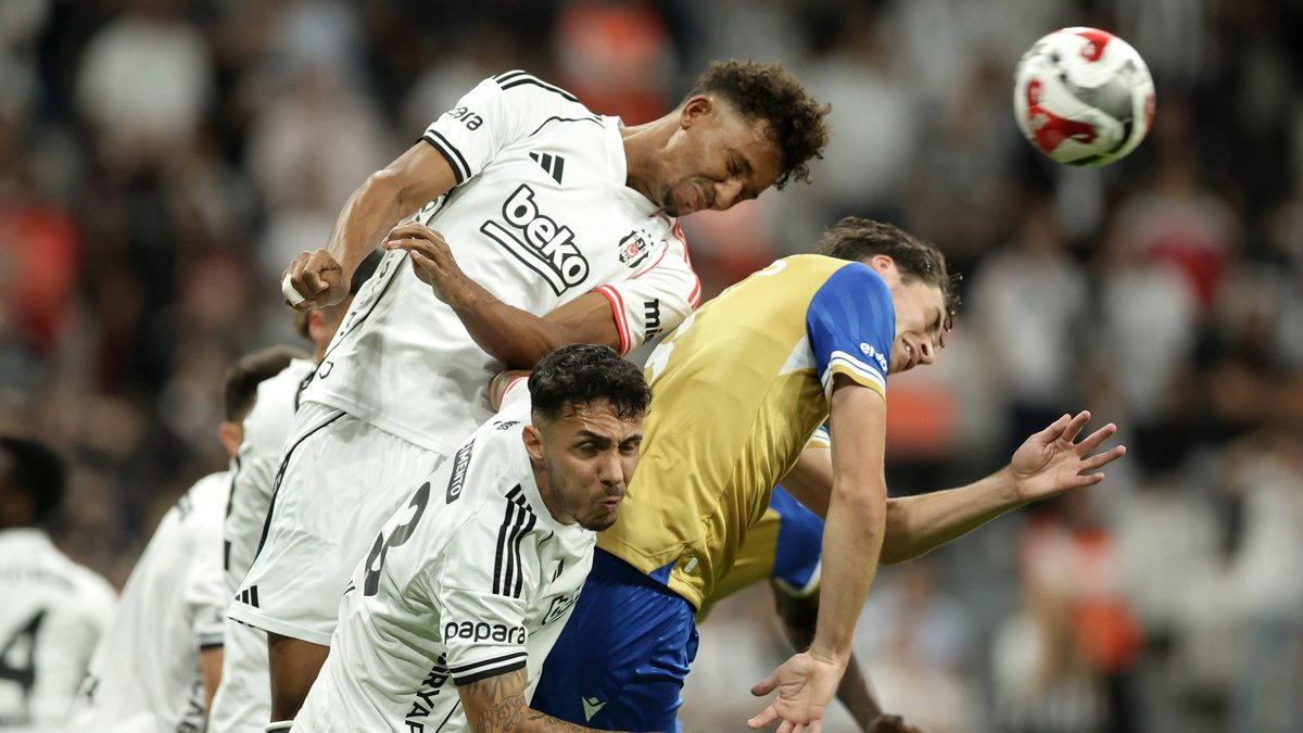Beşiktaş 10 kişi kaldı! İşte o pozisyon Beşiktaş 10 kişi kaldı! İşte o pozisyon