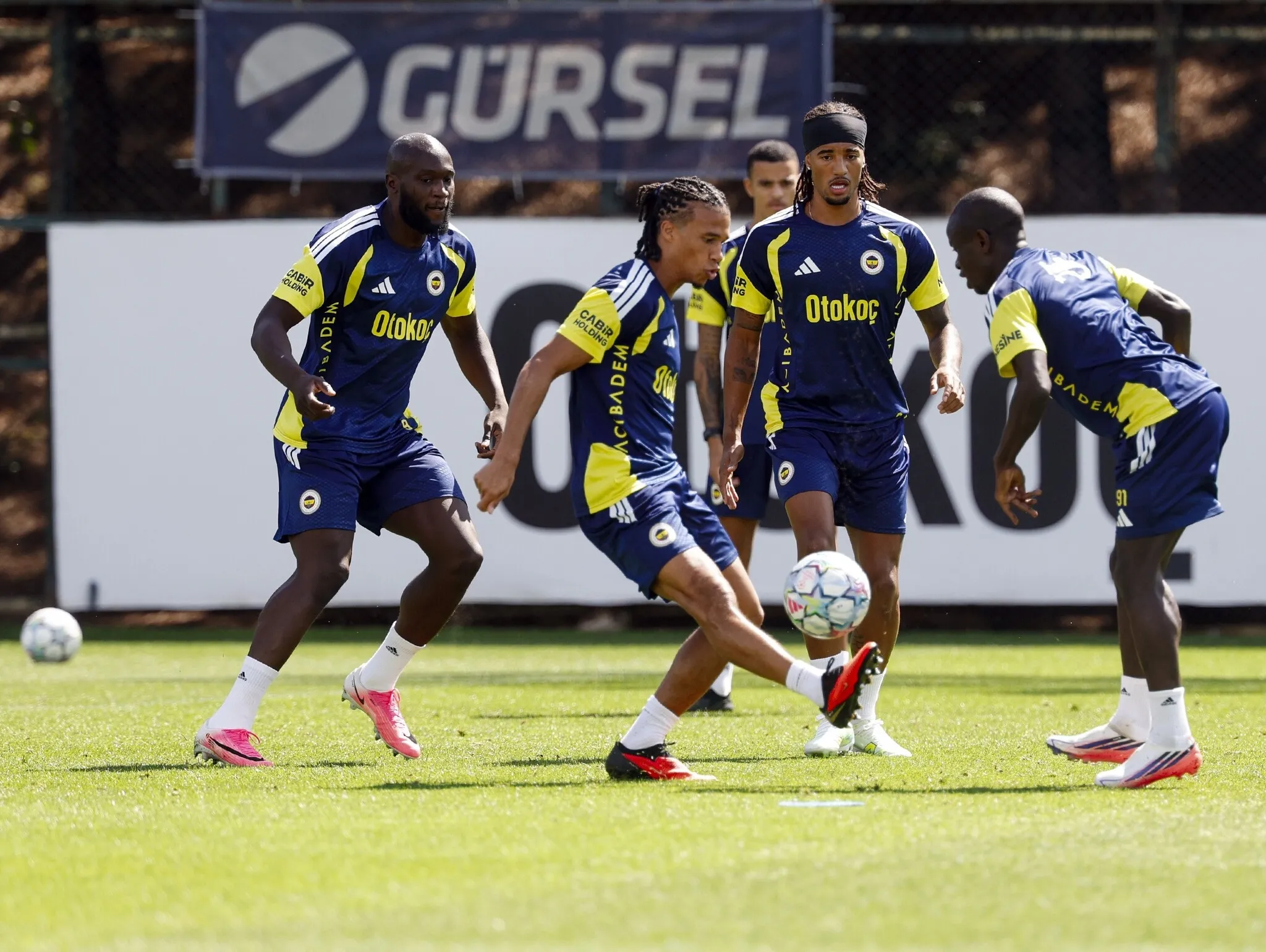 Fenerbahçe, Roma maçı hazırlıklarını sürdürüyor