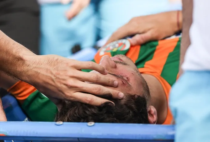 Kasımpaşa-Alanyaspor maçında sakatlık şoku! Salih Uçan'ın elmacık kemiği kırıldı - 2
