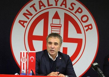 Ersun Yanal için imza töreni düzenlendi