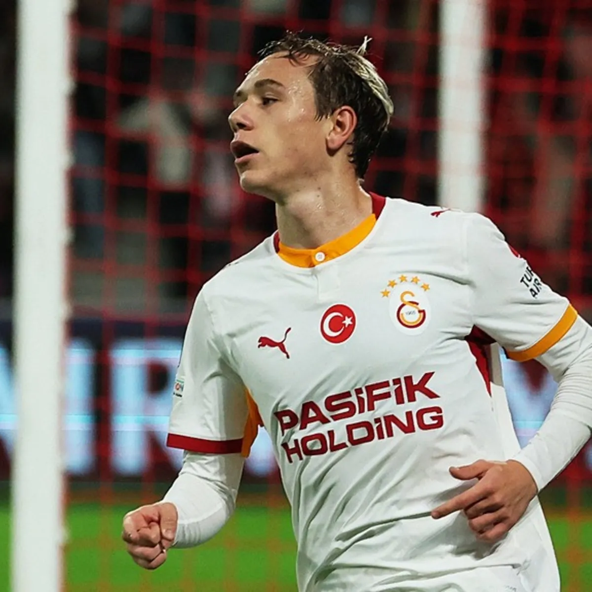 Galatasaray'ın genç yıldızı Batrakov'a milli davet!
