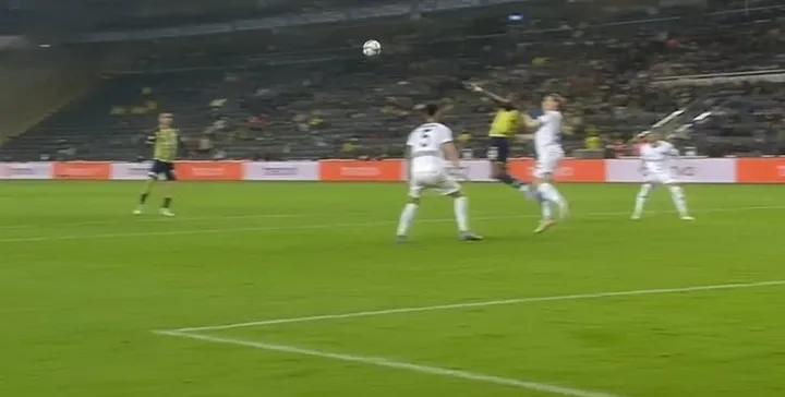 Fenerbahçe'de Enner Valencia yerde kaldı! Hakem penaltı noktasını gösterdi - 2