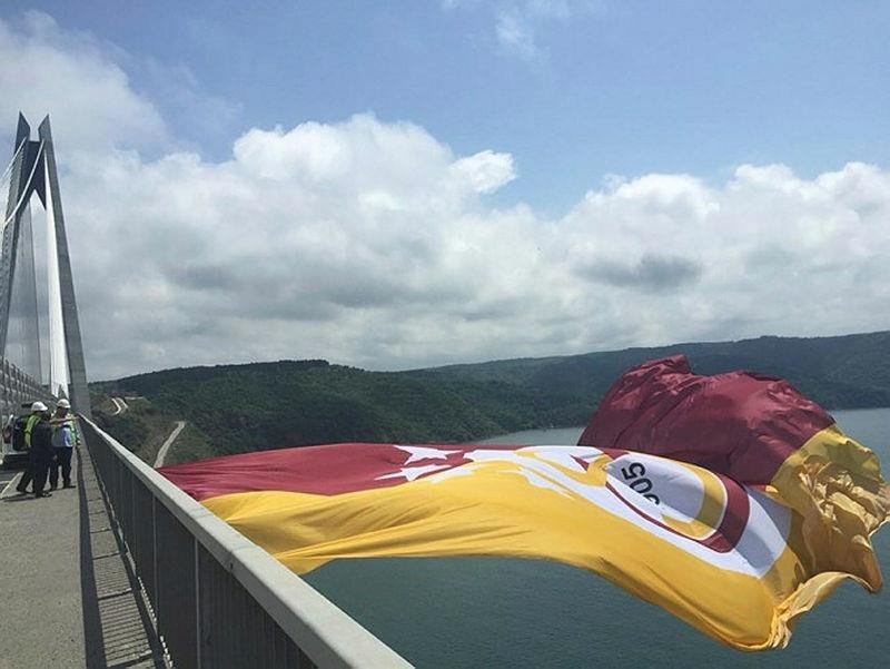 Galatasaray In Bayragi Koprulere Asildi Aspor