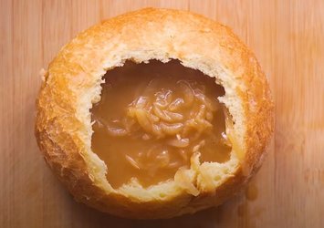 Ekmek çanağında soğan çorbası yapılışı, malzemeleri ve püf noktaları..