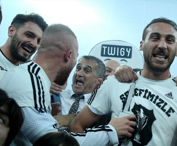 Maç sonunda Arena’da büyük çoşku!