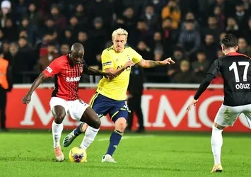 Gül de tribünde
