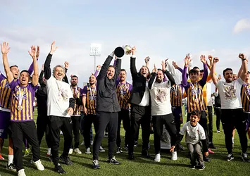 Eyüpspor şampiyonluk kupasını kaldırdı
