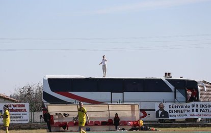 Takım otobüsünün üstüne çıkarak taktik verdi!
