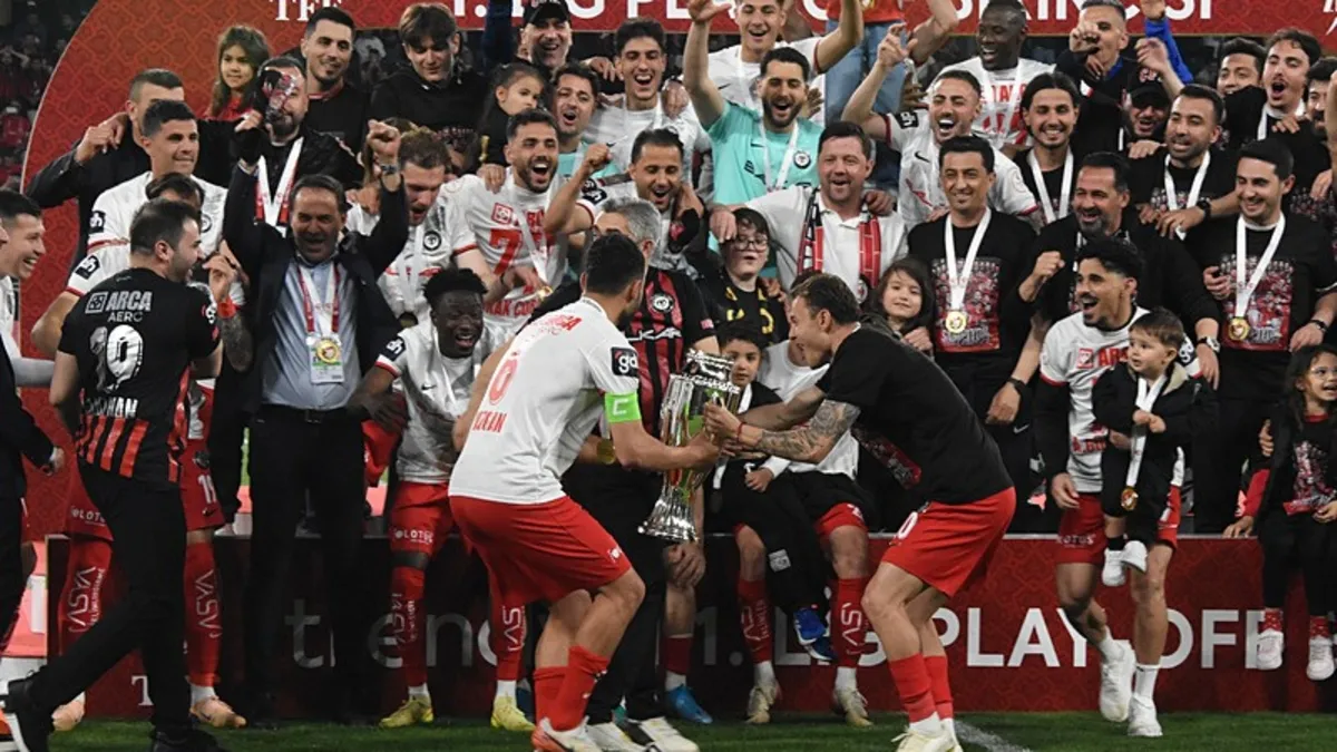Trendyol Süper Lig'e yükselen Arca Çorum FK, kentte coşkuyla karşılandı