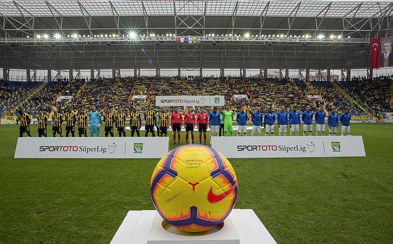 Golden sonra kendini yerde buldu!