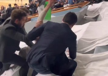 Fransa'da skandal! Filistin bayrağı açan taraftara saldırdılar