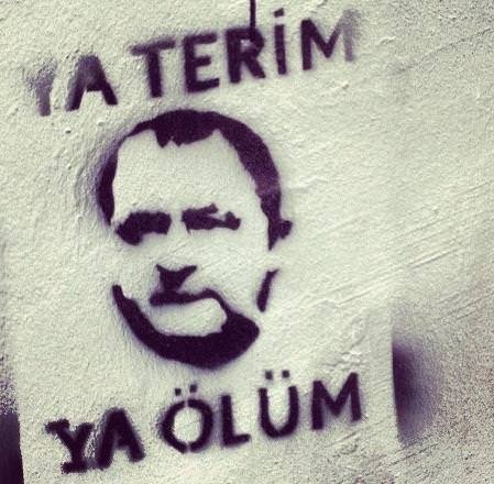 Duvarlara yazılmış tribün sloganları güldürüyor!