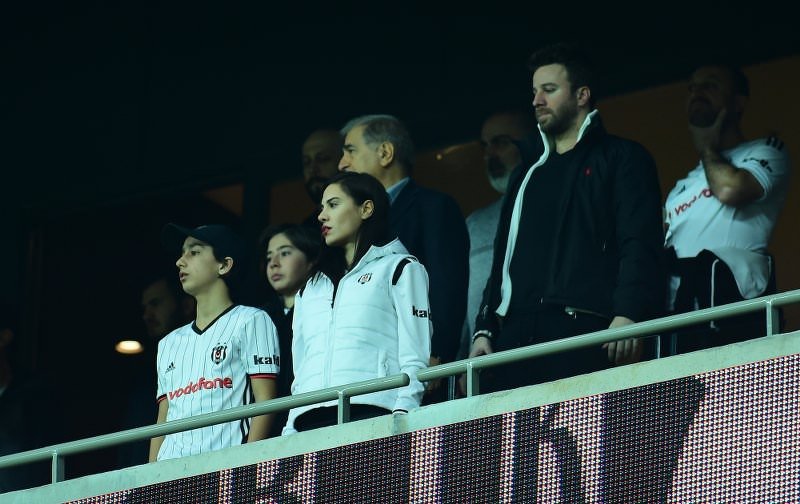 Şükran Ovalı, üçlü çektirdi