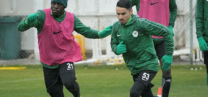 Atiker Konyaspor yağmur altında çalıştı