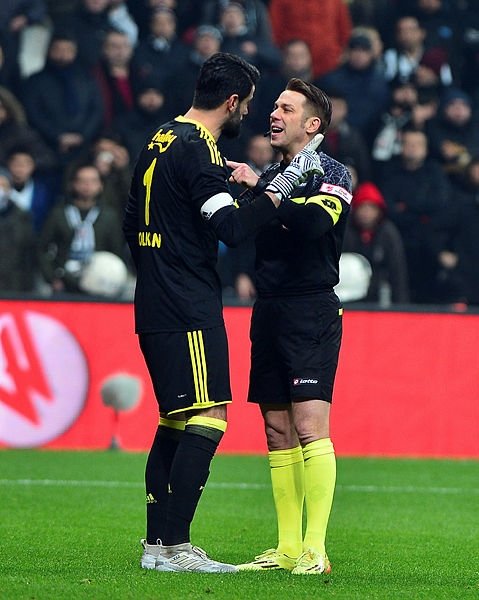 ’Beni hakemler değil tribünler attı!