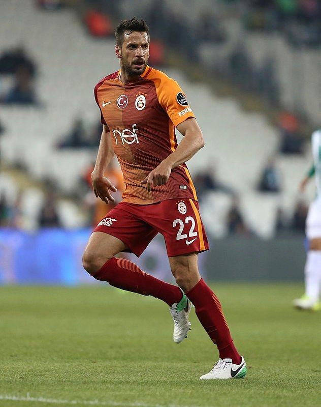 Galatasaray’da 10 futbolcu gidiyor