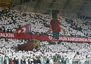 Konyaspor taraftarından anlamlı koreografi