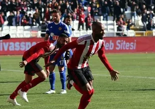Yiğidolar, Es-Es'i rahat geçti