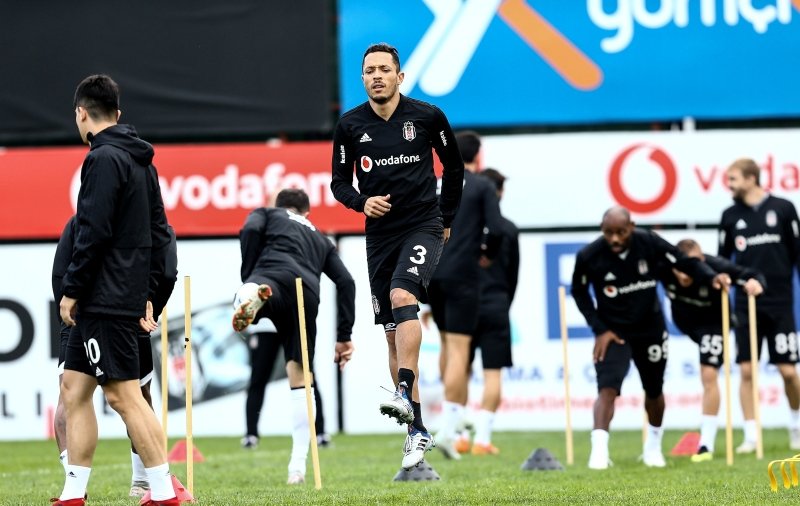 Beşiktaş’ta 3 isimle yollar ayrılıyor!