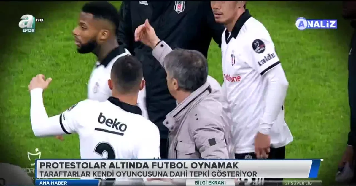 Protestolar altında futbol oynamak