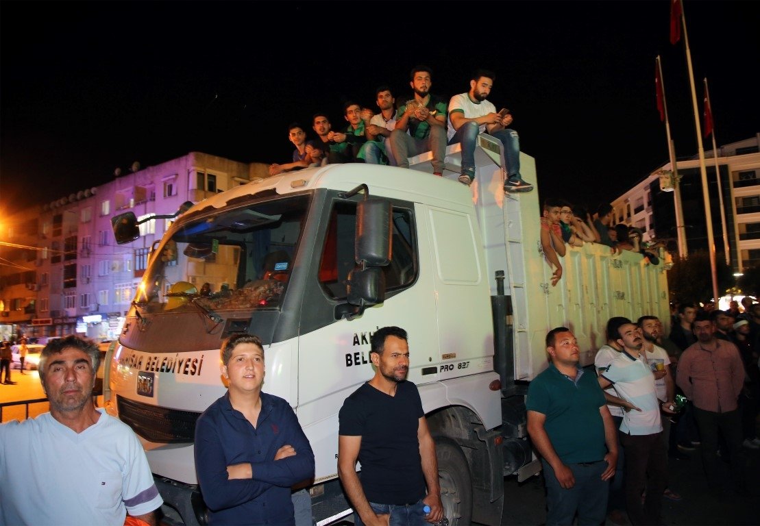 Akhisar sokağa döküldü!